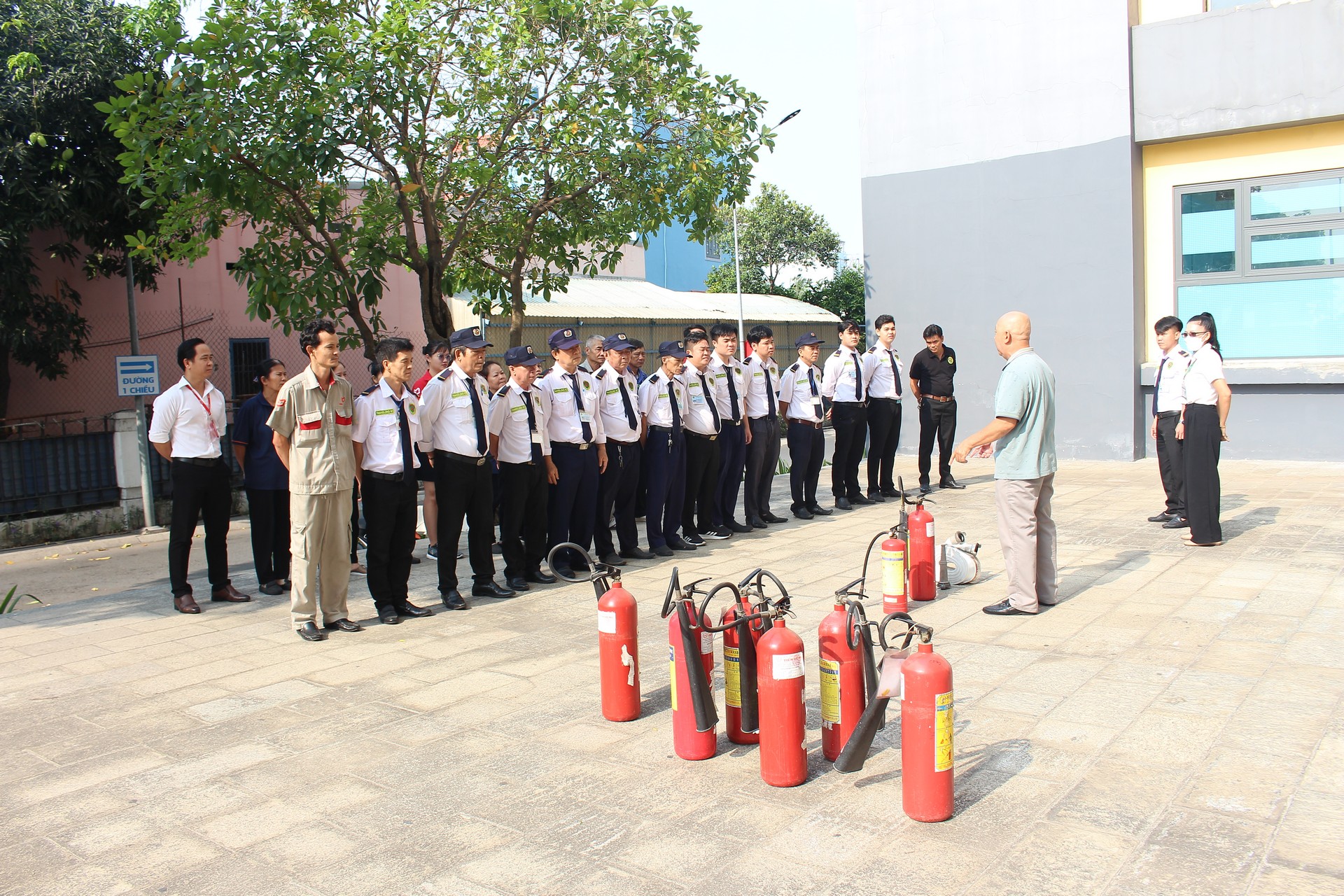 Diễn tập PCCC và cứu hộ thang máy tại chung cư Carina Plaza: Nâng cao kỹ năng và ý thức an toàn